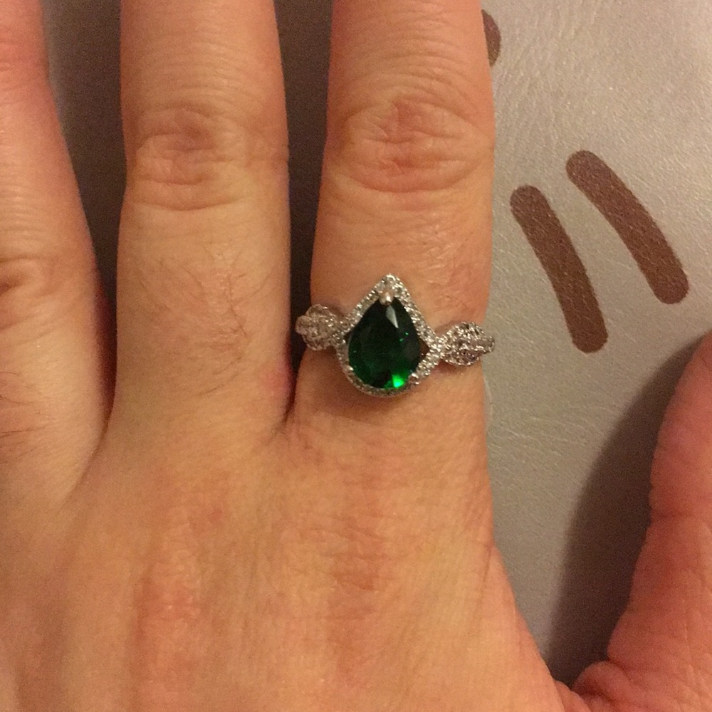 Gorgeous imitation emerald ring